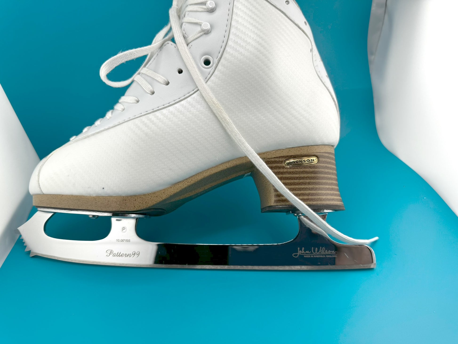 Gently Used Figure Skates Jackson Synergy Elite DJ6060 8.5 W Pattern 99 Edea 260 | jackson-synergy-elite-dj6060-8-5-w-pattern-99-edea-260 | Quality Gently Used Figure Skates