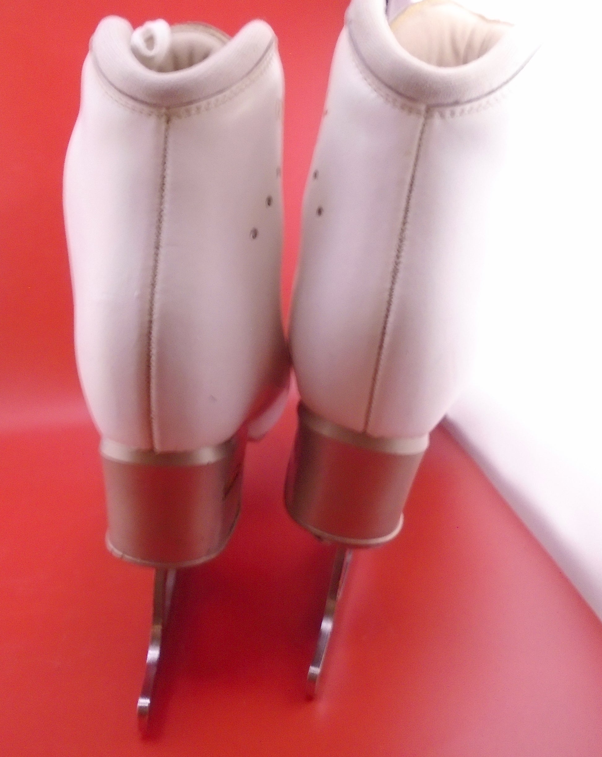 Edea Chorus 240 B and Wilson ACE Lite $30 extra | edea-chorus-240-b-and-wilson-ace-lite | Quality Gently Used Figure Skates