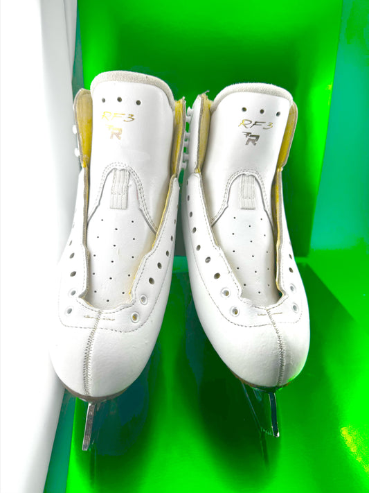Risport Pro 220 B (B is regular width) and MK professional blades